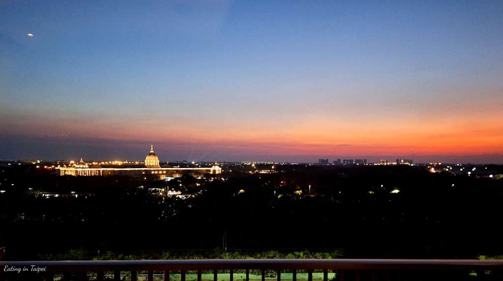 Just Sleep Tainan Superior Twin dusk view 1